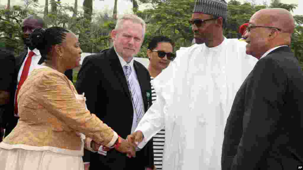 Le président de l'Afrique du Sud, Jacob Zuma, présente les membres de sa délégation à son homologue nigérian Muhammadu Buhari lors de sa visite officielle à Abuja, le 8 mars 2016.