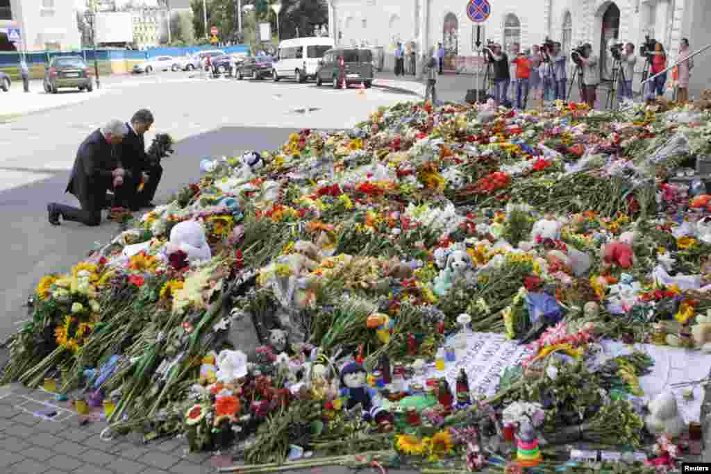 Ukraine's President Petro Poroshenko (2nd R) and Dutch ambassador to Ukraine Kees Klompenhouwer commemorate victims of Malaysia Airlines Flight MH17 outside the Dutch embassy in Kyiv, July 21, 2014.