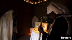 ARCHIVES - Dans une église à Nairobi, Kenya, le 15 juillet 2015. 