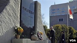 Menteri Pertahanan AS Robert Gates mengheningkan cipta usai meletakkan karangan bunga di sebuah memorial di Tokyo, Kamis, 13 Januari 2011.