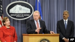 Kepala Mahkamah Agung Eric Holder (kanan) dan Sharis Pozen, pejabat asisten Mahkamah Agung (kiri) mendengarkan keterangan dari George Jepsen di gedung Departemen Kehakiman, Washington DC (Foto: dok).