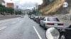 Vehículos haciendo filas de kilómetros se registraron este lunes 1 de junio de 2020 en Venezuela para surtir combustible, tras el aumento decretado por el gobierno en disputa a 0.5 dólares el litro de gasolina. [Foto: Álvaro Algarra,VOA]
