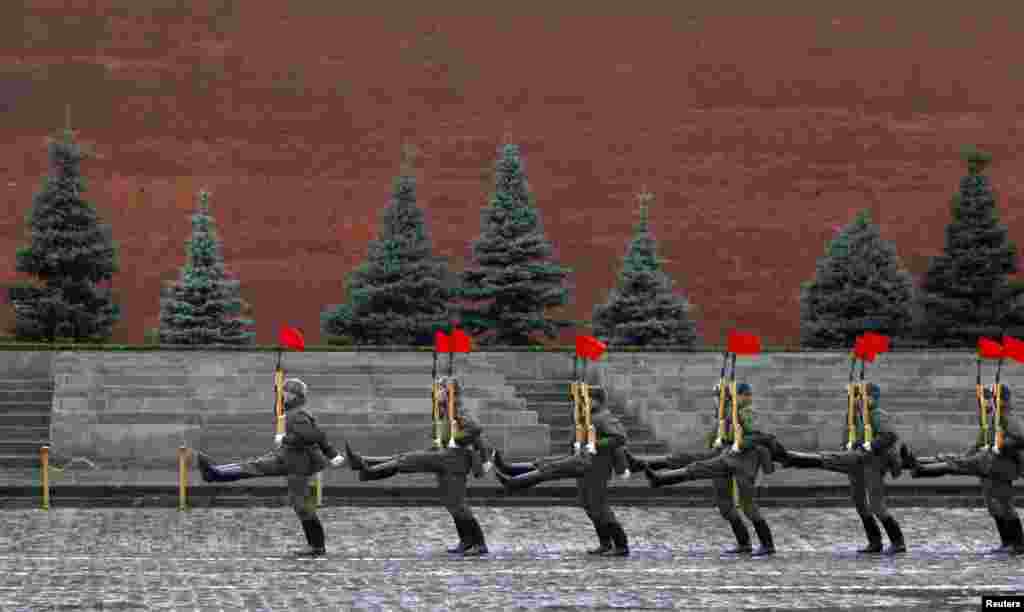 Para prajurit Rusia mengambil bagian dalam latihan parade militer di Lapangan Merah di Moskow.