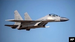 Pesawat jet tempur J-16 China yang "mencegat" pesawat pengintai Angkatan Udara Australia di wilayah Laut China Selatan, pada 26 Mei 2022 lalu (foto: dok). 