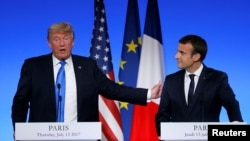 Presiden Perancis, Emmanuel Macron (kanan) dan Presiden AS Donald Trump menghadiri konferensi pers di Istana Elysee di Paris, Perancis, 13 Juli 2017 (foto: REUTERS/Gonzalo Fuentes)