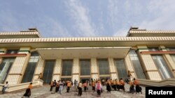 Anggota parlemen tiba di Gedung Parlemen di Naypyitaw, Myanmar. (Foto:Dok)