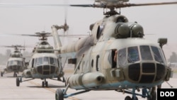 عکس از هلیکوپتر های نوع Mi-17 در میدن هوایی کابل