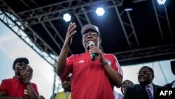 Maurice Kamto, chef du parti d'opposition camerounais Mouvement pour la renaissance du Cameroun lors d'un rassemblement de campagne pour la prochaine élection présidentielle, à Yaoundé, le 30 septembre 2018.