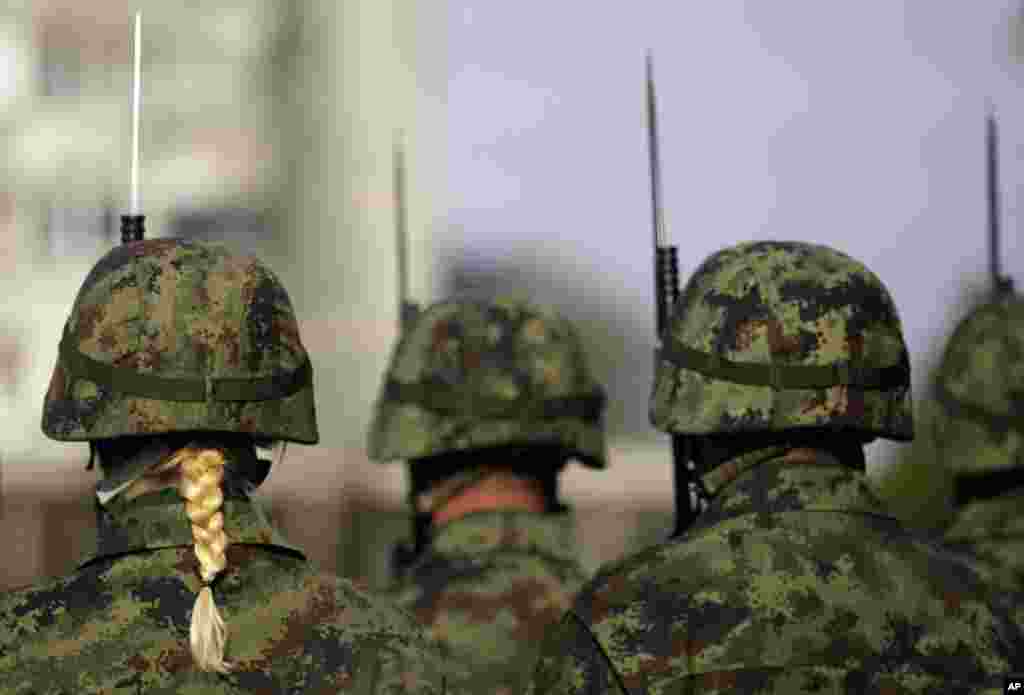 Tentara Serbia mengikuti upacara hari 'Armistice' untuk mengenang para pahlawan Perang Dunia II di sebuah makam militer Perancis di Beograd, Serbia.