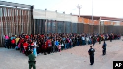 Foto tertanggal 29 Mei 2019 yang dirilis oleh Bea Cukai dan Perlindungan Perbatasan AS ini menunjukkan 1.036 migran yang melintasi perbatasan AS-Meksiko di El Paso, Texas. (Foto: dok).