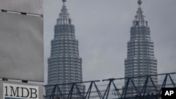 Logo 1MDB (1 Malaysia Development Berhad) di dekat Menara Kembar Petronas di Kuala Lumpur, Malaysia (Foto: dok).