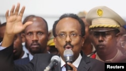 Le nouveau président élu Mohamed Abdullahi Farmajo donne un discours après le vote, à l'aéroport de Mogadishu, le 8 février 2017. 
