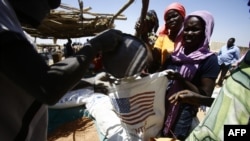 Des réfugiés vont chercher des vivres auprès de l'ONU, au Soudan du sud, le 27 février 2017.