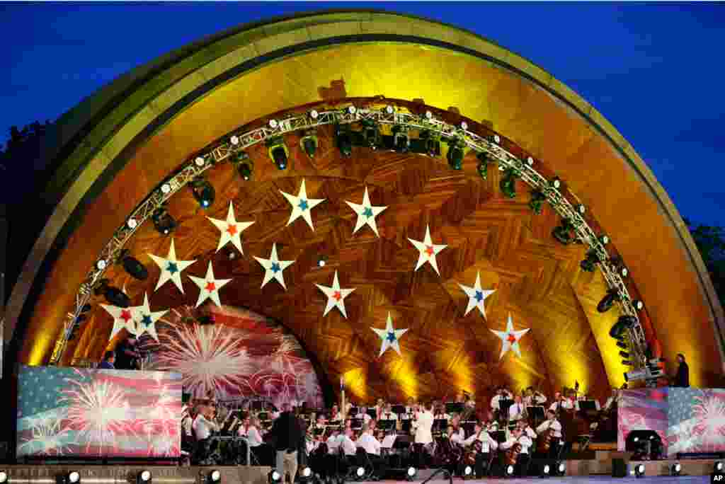 Grup "The Boston Pops Orchestra" saat berlatih untuk konser menjelang perayaan HUT Kemerdekaan AS, 4 Juli 2012 di Hatch Shell on the Esplanade, Boston (3/7)