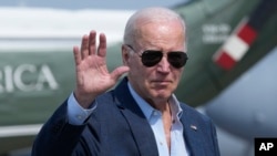Само неколку години помладиот од него, Доналд Трамп предизвикува неверојатно помалку загриженост за неговата возраст, според новата анкета на Асошиетед прес-НОРЦ