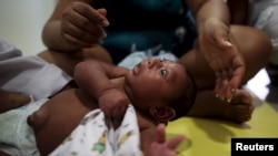 Gustavo Henrique, deux mois, est atteint d'une microcéphalie. Recife, Brésil, le 11 février 2016. (REUTERS/Nacho Doce)