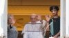 El papa Francisco, acompañado por una abuela y su nieto en el Día de los Abuelos, durante el rezo del Ángelus en la Plaza de San Pedro del Vaticano el 23 de julio de 2023.