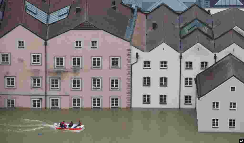 Para anggota Palang Merah menggunakan perahu untuk membantu korban banjir yang melanda pusat kota Passau, Jerman selatan.