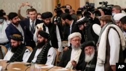 Pejabat Taliban Abdul Salam Hanafi, tengah, dan anggota delegasi politik gerakan Taliban Afghanistan lainnya tiba untuk menghadiri pembicaraan yang melibatkan perwakilan Afghanistan di Moskow, Rusia, 20 Oktober 2021. (Foto: AP)