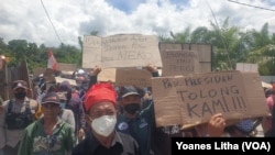 Masyarakat Adat Danau Poso melakukan demontrasi di Kota Tentena pada 22 November 2021, mendesak PT Poso Energy menutup operasi bendungan PLTA Poso 1, yang telah mengakibatkan lahan pertanian milik warga di sekitar danau terendam banjir. (Foto: VOA/Yoanes Litha)