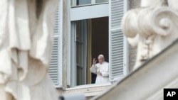 罗马天主教教宗方济各(Pope Francis)在梵蒂冈从他的工作室窗口发表祝福。遏制新冠病毒疫情蔓延的禁令让昔日热闹的圣彼得广场(St.Peter‘s Square)空空荡荡。（2020年3月29日）
