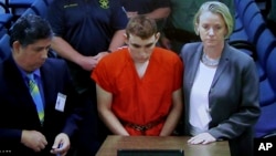 Tersangka Nikolas Cruz (tengah) tampil di depan hakim dalam pembacaan dakwaan di pengadilan Broward County, Kamis (15/2) di Fort Lauderdale, Florida.