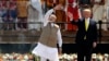El presidente Donad Trump y el primer ministro de la India, Narendra Modi, saludan a la multitud que recibió al mandatario estadounidense en su visita. Foto AP. 