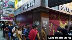 People in line to buy copies of the final edition of Apple Daily, published by Next Digital, in Hong Kong, China on June 24, 2021. (REUTERS/Lam Yik)