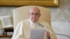 Le Pape François prononce son audience générale hebdomadaire depuis la bibliothèque du Palais apostolique du Vatican, le 11 novembre 2020.
