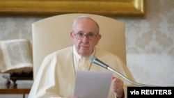 Le Pape François prononce son audience générale hebdomadaire depuis la bibliothèque du Palais apostolique du Vatican, le 11 novembre 2020.
