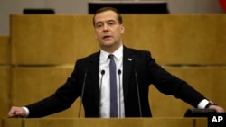 PM Rusia Dmitry Medvedev memberikan sambutan di hadapan parlemen Rusia (22/4).