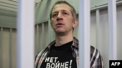 Ruski novinar Roman Ivanov u majici na kojoj piše "Ne ratu" .