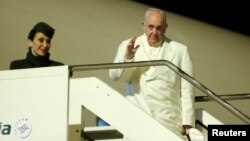 Le pape François à son départ pour la Birmanie et le Bangladesh, Aéroport de Rome-Fiumicino, Rome Italie, le 26 novembre 2017.