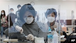 Petugas medis menghadiri pelatihan untuk mempelajari cara memberikan suntikan vaksin COVID-19 di Asosiasi Perawat Korea di Seoul, Korea Selatan, Rabu, 17 Februari 2021. (Foto: dok).