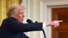 Mokonzi ya Ekolo Amerika Donald Trump azali koyanola na bapanzi nsango na bokutani na ministre wa Yambo ya Israel Benjamin Netanyahu na Washinton D.C., 4 sanza ya mibale 2025. . (Photo by ANDREW CABALLERO-REYNOLDS / AFP)