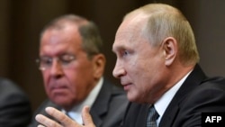 Le président russe Vladimir Poutine (à dr.), accompagné du ministre des Affaires étrangères Sergueï Lavrov, à Sotchi, en Russie, le 14 mai 2019. 