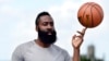 James Harden pose avant une conférence de presse à Paris, France, le 20 août 2016. AFP PHOTO / BERTRAND GUAY