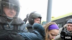 Polisi Rusia menangkap seorang demonstran di Moskow dalam demonstrasi anti-pemerintah, Sabtu (12/2).
