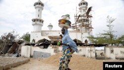 Une jeune fille se promène devant une mosquée détruite dans la ville de Mararaba, dans l'Etat d'Adamawa, 10 mai 2015.