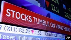 L'épidémie du coronavirus impact les bourses mondiales. Un écran au New York Stock Exchange le 27 janvier 2020. (AP/ Illustration)