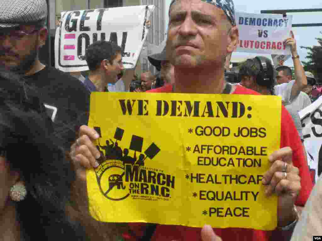 A protester with the Occupy Movement marches against the Republican National Convention, Tampa, Florida, August 27, 2012. (N. Pinault/VOA)