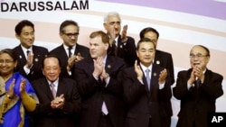 Foreign ministers gather for group photo at 20th ASEAN Regional Forum in Bandar Seri Begawan, Brunei, July 2, 2013. 
