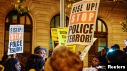 Manifestación afuera de la Corte en el primer día de selección del jurado en Baltimore, en el juicio al policía William Porter, acusado en el caso de la muerte de Freddie Gray, a principios de noviembre.
