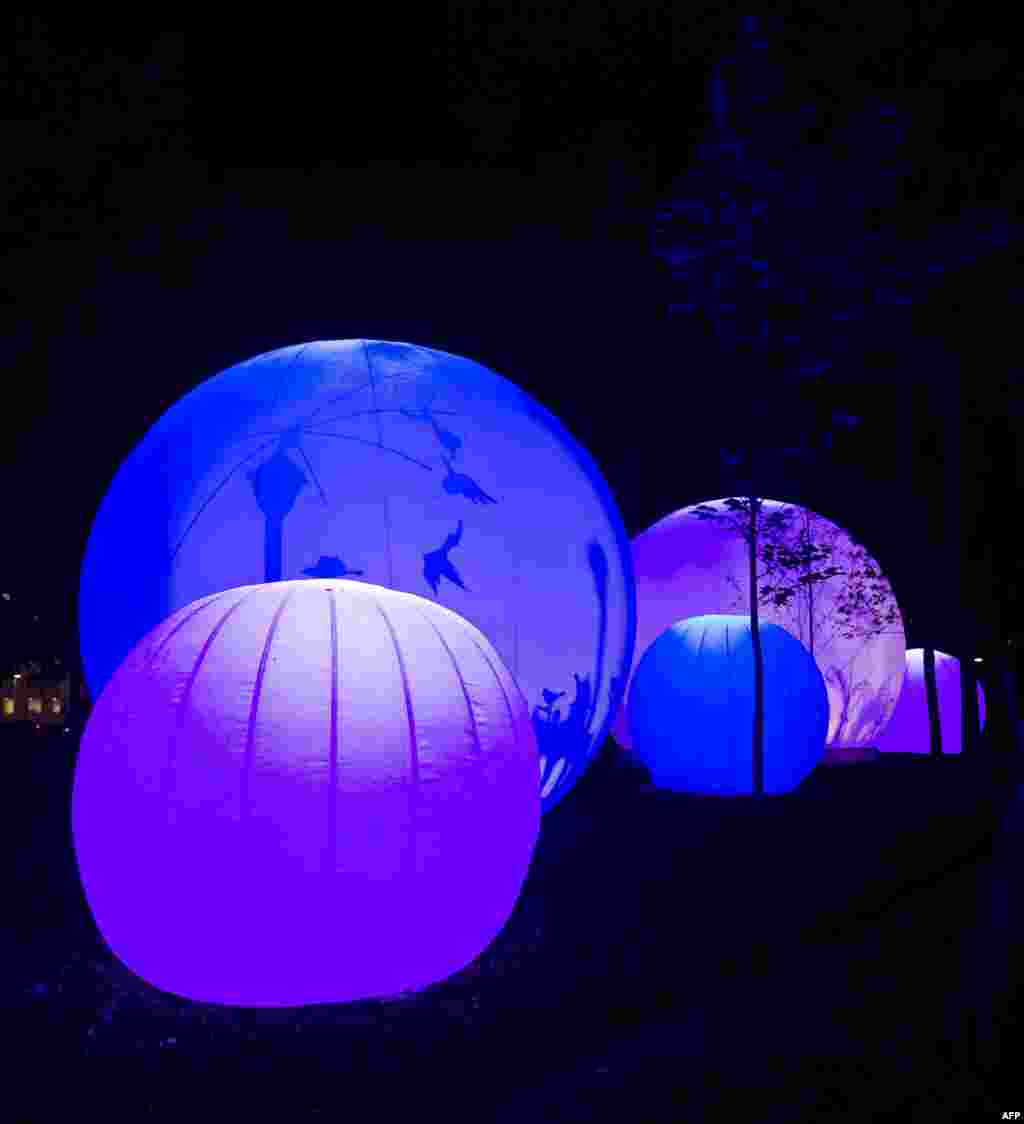 Bola-bola yang disinari lampu-lampu dalam instalasi yang dipajang dalam rangka Festival Cahaya Internasional Meksiko di Kota Meksiko, 7 November 2013.