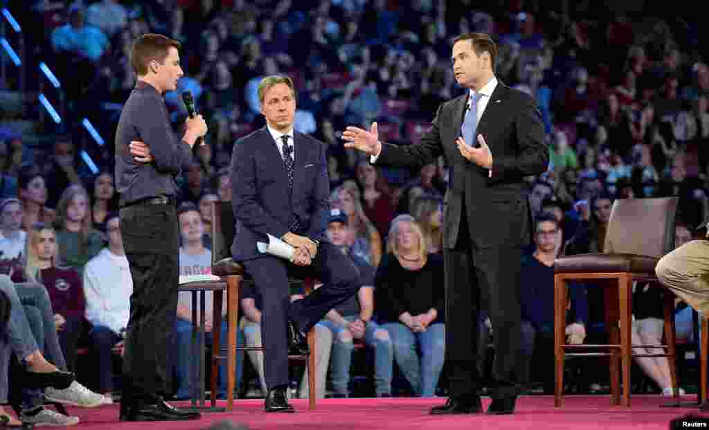 Cameron Kasky, un élève de Marjory Stoneman Douglas High School, Jake Tapper, un présentateur de CNN et Marc Rubio, le sénateur républicain pendant un débat télévisé à Parkland en Floride, le 21 février 2018. 
