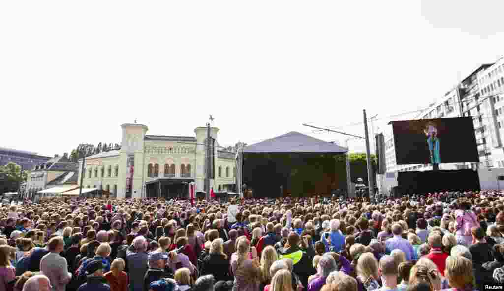 Burma's pro-democracy leader Aung San Suu Kyi speaks to a large audience outside Oslo's City Hall, Norway, June 16, 2012.