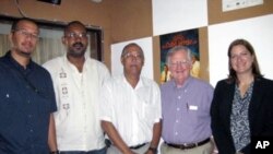 Victor Ashe (segundo à direita) membro do Conselho de Administração do BBG, que supervisiona a VOA, fotografado com Carlos Gonçalves e outros responsáveis da Rádio Comercial de Cabo Verde.