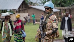 Des Casques bleus de mission des Nations unies au Congo patrouillent dans la région de Masisi, mercredi, 16 mai 2012.