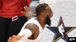 LeBron James jubile après la victoire de son équipe lors du match All-Star Game 2018, au Staples Center de Los Angeles, Californie, 18 février 2018. 