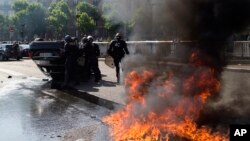 La police antiémeute se déploie lors d'une manifestation des chauffeurs de taxi opposés au service Uber à Paris, 25 juin 2015.
